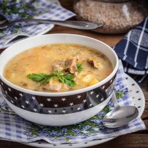 Krupnik z kaszy jęczmiennej z warzywami i mięsem