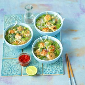 orientalny-bulion-z-kulkami-drobiowymi-makaronem-i-kolendra