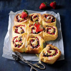 zawijance-drozdzowe-z-truskawkami