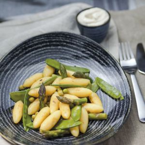 kopytka-jaglane-ze-szparagami-bobem-i-groszkiem