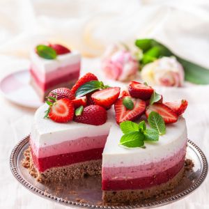 tort-truskawkowo-jogurtowy