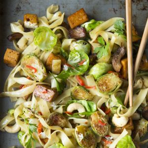 stir-fry-z-brukselka-tofu-i-boczniakami