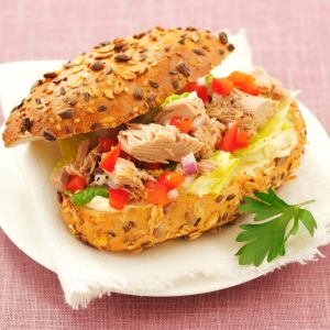 kanapka-z-tunczykiem-i-jajkiem