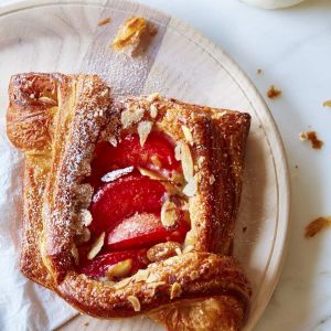 ciasto-francuskie-ze-sliwkami