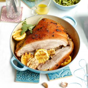 szynka-wolno-pieczona-z-czosnkiem-cytryna-i-szalwia