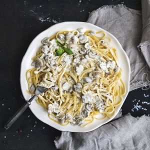 makaron-z-sosem-pieczarkowym