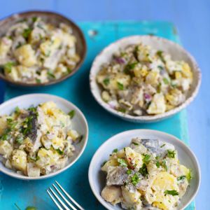 salatka-sledziowa-z-ziemniakami-i-ogorkiem-kiszonym