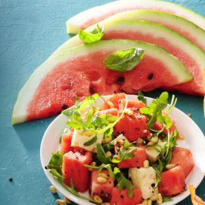 salatka-z-arbuzem-feta-oliwkami-i-rukola