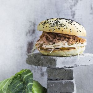 burger-z-szarpana-wieprzowina-i-ogorkiem-kiszonym