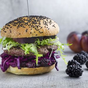 burger-z-kaczki-z-marynowana-czerwona-kapusta