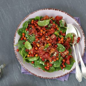 salatka-ze-szpinakiem-i-chrupiaca-ciecierzyca