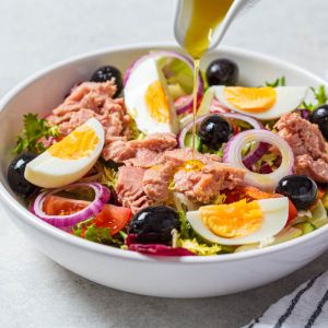 salatka-z-tunczykiem-i-jajkiem