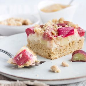 ciasto-z-rabarbarem-i-budyniem