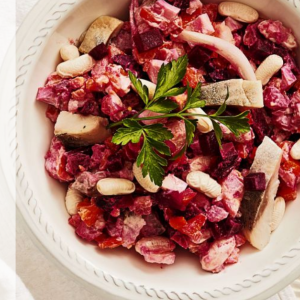 Sałatka śledziowa z ziemniakami, burakami i jajkiem na twardo