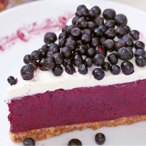 Jogurtowe ciasto z jagodami bez pieczenia