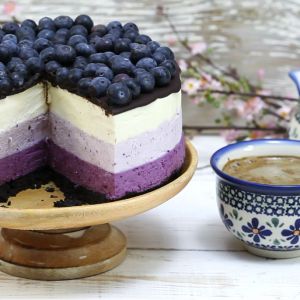 Sernik ombre z jagodami