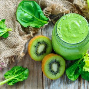 Zielony koktajl z kiwi, selera i szpinaku