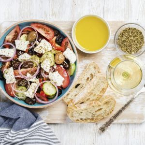 Jak zrobić sos do sałatki greckiej