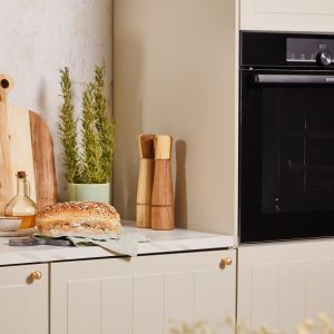 Gotowy chleb na kuchennym blacie