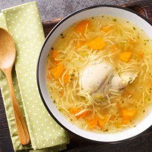 Rosół z makaronem i kurczakiem