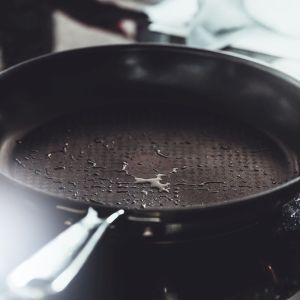 jak wyczyścić patelnię teflonową w środku