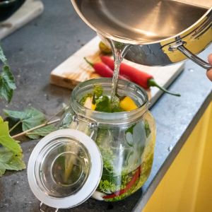 Jaką wodą zalewać ogórki do kiszenia