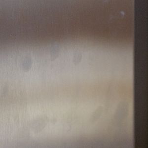 ślady palców na lodówce