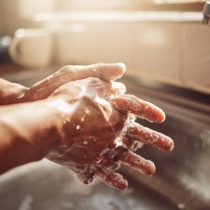 usuwa zapach z dłoni