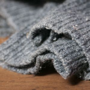 zmechacony sweter