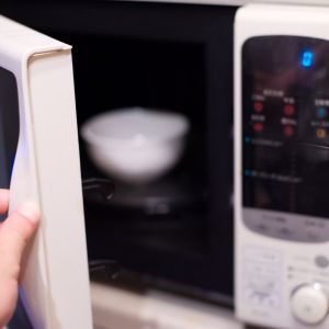jak wyczyścić mikrofalówkę