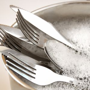 jak wyczyścić sztućce