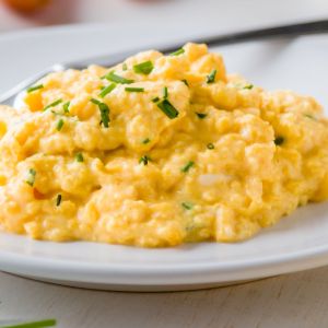 Jajecznica z serem feta