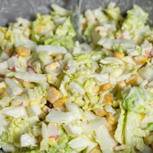 surówka z kapusty pekińskiej z rodzynkami