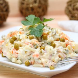 sałatka jarzynowa z groszkiem