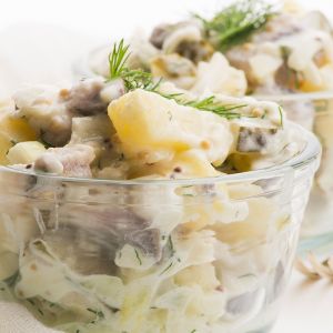 sałatka śledziowa z ananasem