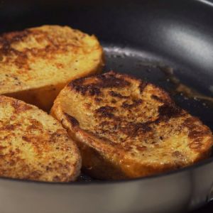 chleb w jajku, na patelni