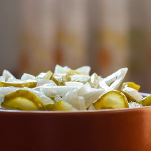 surówka z ogórków kiszonych