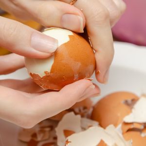 obieranie jajek