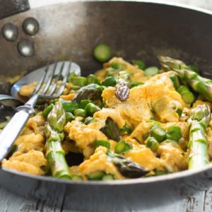 jajecznica ze szparagami