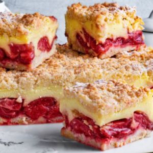 ciasto z budyniem i truskawkami