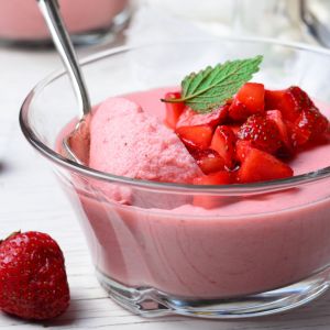 domowy budyń truskawkowy