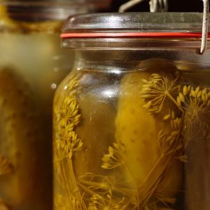 słoik z ogórkami kiszonymi