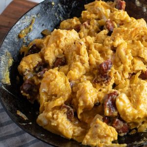 jajecznica z kiełbasą