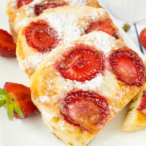 placki z jogurtu greckiego z truskawkami