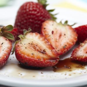 truskawki z pieprzem i octem balsamicznym