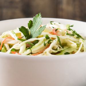 surówka z młodej kapusty i ogórka małosolneg