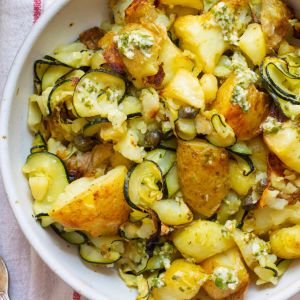 sałatka ziemniaczana z kaparami i cukinią