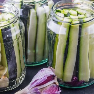 cukinia w słupkach w zalewie