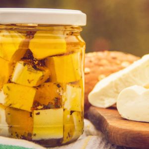 marynowany ser w słoiku