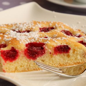 placek z białą czekoladą i malinami